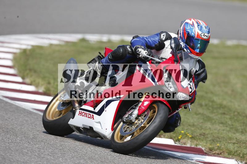 /Archiv-2025/49 26.08.2025 Cornu Master School ADR/rot-rouge/37